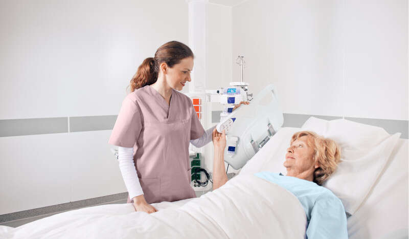 Arjo Enterprise 9000X Nurse and patient Main image 1 800x467_Product_Page_Main_Image.jpg